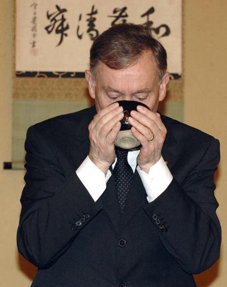 Bundespräsident Horst Köhler während einer traditionellen japanischen Teezeremonie in der Urasenke Teeschule.