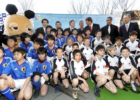 Bundespräsident Horst Köhler (letzte R.3.v.l.) während einer Promotionsveranstaltung für die Fußball WM 2006 in Deutschland: mit dem Fußball-Team der Deutschen Schule Tokyo-Yokohama und 15 Schülern eines japanischen Junioren-Fußball-Teams (sowie 'Die Maus