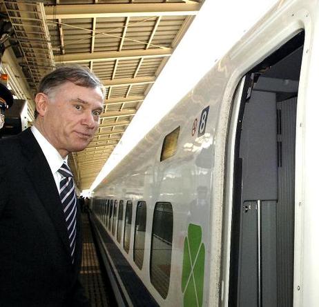 Bundespräsident Horst Köhler auf dem Bahnhof Shin-Yokohama vor dem Shinkansen (Hochgeschwindigkeitszug), der für eine Fahrt nach Nagoya bereitsteht.
