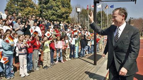 Bundespräsident Horst Köhler besucht die (vor 100 Jahren gegründete) Deutsche Schule in Yokohama.