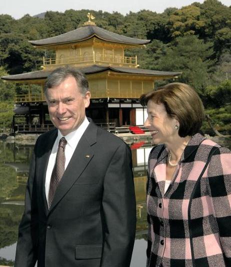Bundespräsident Horst Köhler und seine Frau Eva Luise besichtigen den Kinkakuji-Tempel. Der Tempel wurde von der UNESCO zusammen mit 17 weiteren Tempeln in Kyoto auf die Liste großer Weltdenkmäler gesetzt.