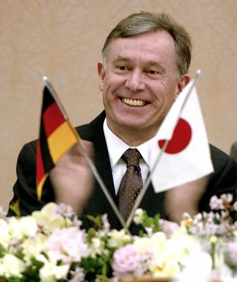 Bundespräsident Horst Köhler während einer Veranstaltung (deutsche und japanische Fähnchen).