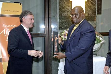 Bundespräsident Horst Köhler (l.) während der Verleihung des Afrikapreises der Deutschen Afrika-Stiftung an John Githongo.