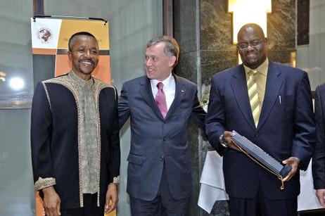 Bundespräsident Horst Köhler (M.) während der Verleihung des Afrikapreises der Deutschen Afrika-Stiftung an Dr. Paul Fokam (l.) und John Githongo.