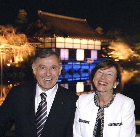 Bundespräsident Horst Köhler und seine Frau Eva Luise (sitzen vor dem illuminierten Heian-Schrein) während ihres Aufenthalts in Japan.