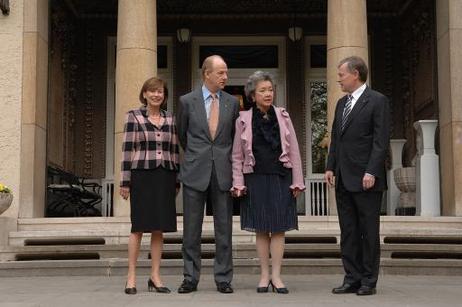 Bundespräsident Horst Köhler (r.) und seine Frau Eva Luise (l.) empfangen Adrienne Clarkson, Generalgouverneurin von Kanada und John Ralston Saul.