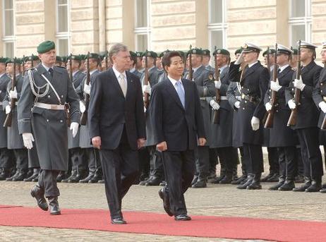 Bundespräsident Horst Köhler empfängt Roh Moo-hyun, Präsident Koreas, im Hof von Schloss Charlottenburg mit militärischen Ehren. Im Mittelpunkt des anschließenden Gesprächs stehen Fragen der bilateralen Beziehungen, insbesondere die Intensivierung der wir