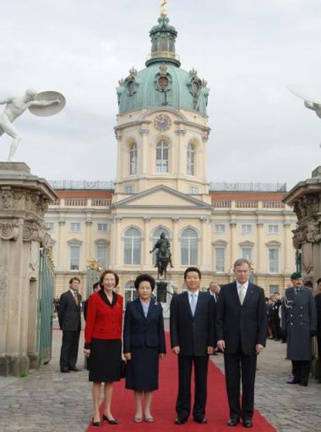 Bundespräsident Horst Köhler und seine Frau Eva Luise begrüßen Roh Moo-hyun, Koreanischer Präsident und seine Frau Kwon Yang-suk vor dem Schloss Charlottenburg.