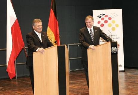 Bundespräsident Horst Köhler (r.) und Aleksander Kwasniewski, Präsident Polens, eröffnen im Konzerthaus am Gendarmenmarkt das Deutsch-Polnische Jahr 2005/2006 (i.H. deutsche und polnische Fahne).