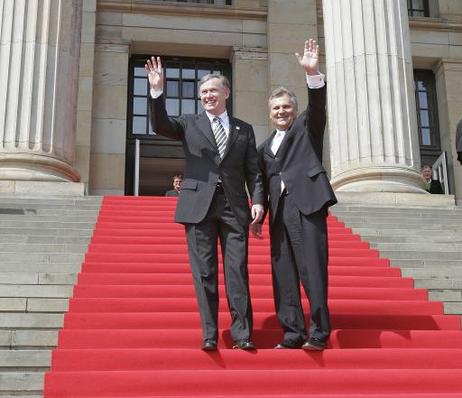 Bundespräsident Horst Köhler (l.) und Aleksander Kwasniewski, Präsident Polens (beide winkend), auf den Stufen des Konzerthauses am Gendarmenmarkt, in dem sie das Deutsch-Polnische Jahr 2005/2006 eröffnen.