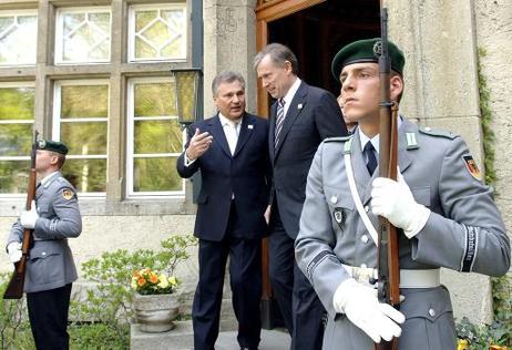 Bundespräsident Horst Köhler (r.) im Gespräch mit Aleksander Kwasniewski im Garten des Gästehauses in der Pacielliallee (Ehrenwache).