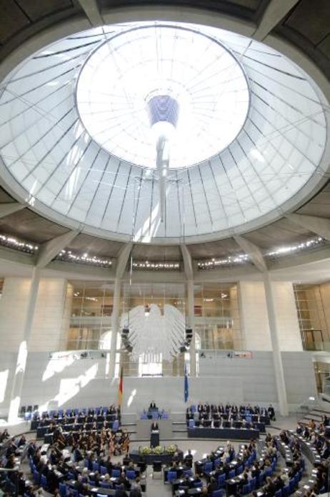 Gemeinsame Gedenkstunde von Bundestag und Bundesrat an das Kriegsende und die Befreiung von der nationalsozialistischen Gewaltherrschaft vor 60 Jahren im Plenarsaal des Deutschen Bundestages im Reichstagsgebäude.