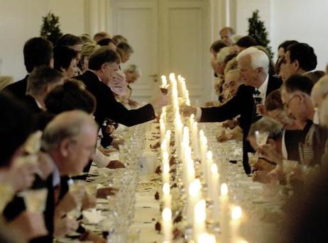 Bundespräsident Horst Köhler (l.) und Richard von Weizsäcker, Bundespräsident a.D., erheben ihre Gläser (während des Abendessens anlässlich des 85. Geburtstages v. Weizsäckers).