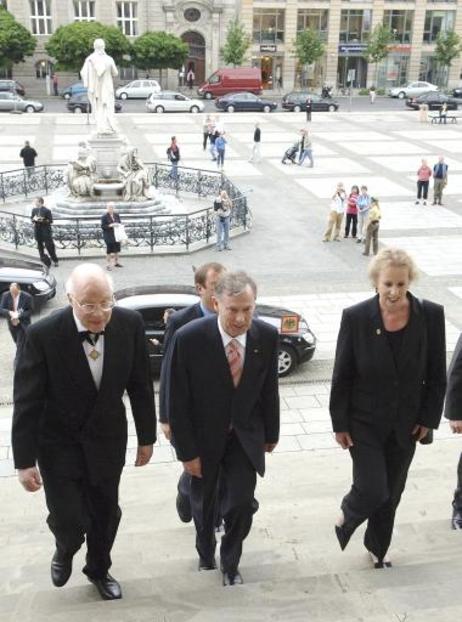 Bundespräsident Horst Köhler (m.) und Staatsministerin Christina Weiss, Beauftragte der Bundesregierung für Kultur und Medien, werden vor dem Konzerthaus am Gendarmenmarkt vom Kanzler des Ordens, dem Molekularbiologen Hans Georg Zachau, begrüßt.