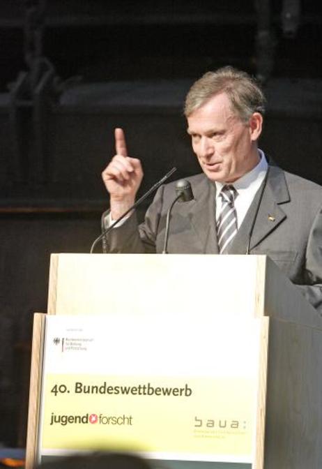 Bundespräsident Horst Köhler (l.), Schirmherr des Wettbewerbs, bei seinem Grußwort. 'Jugend forscht ist eine echte Erfolgsgeschichte', so Köhler. In diesem Jahr wird der von der Zeitschrift 'Stern' initiierte wissenschaftliche Nachwuchswettbewerb zum 40. 