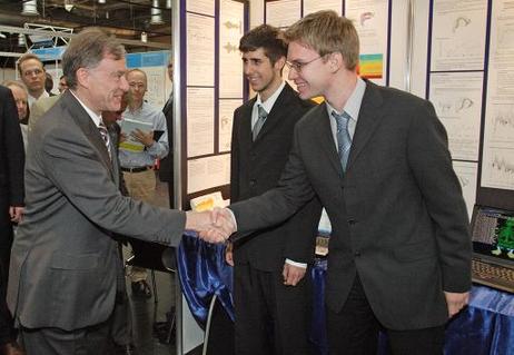 Bundespräsident Horst Köhler (l.), Schirmherr des Wettbewerbs, gratuliert Jörg Metzner (r., 19) und Marcel Schmittfull (17) zu dem von ihm gestifteten Preis für eine außergewöhnliche Arbeit. Die Jungforscher traten für Hessen mit einer physikalischen Unte