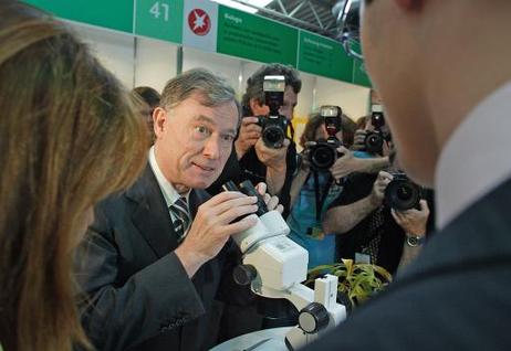Bundespräsident Horst Köhler (l.), Schirmherr des Wettbewerbs, mit einem Mikroskop bei der Präsentation der Projekte.
