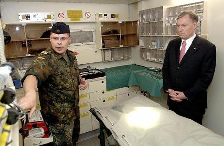 Bundespräsident Horst Köhler besichtigt eine modern eingerichtete Rettungsstation.