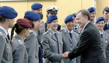 Bundespräsident Horst Köhler begrüßt Soldatinnen des Zentralen Sanitätsdienstes.