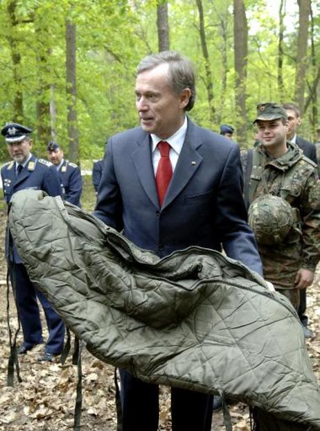 Bundespräsident Horst Köhler (mit einem Schlafsack) besichtigt Ausbildungsstationen des IV. Bataillons des Luftwaffenausbildungsregiments 1.