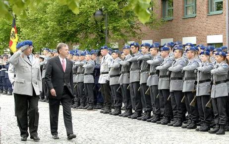 Bundespräsident Horst Köhler wird durch Generalstabsarzt Kurt Bernhard Nakath, Stellvertreter des Inspekteurs des Sanitätsdienstes der Bundeswehr, mit militärischen Ehren begrüßt.