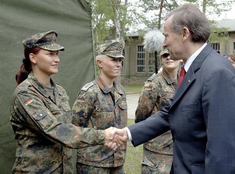 Bundespräsident Horst Köhler begrüßt Soldatinnen des IV. Bataillon des Luftwaffenausbildungsregiments 1. Es ist sein erster Besuch einer Einheit der Bundeswehr in Deutschland.