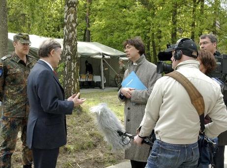 Bundespräsident Horst Köhler während eines Interviews. Er besucht das IV. Bataillon des Luftwaffenausbildungsregiments 1.