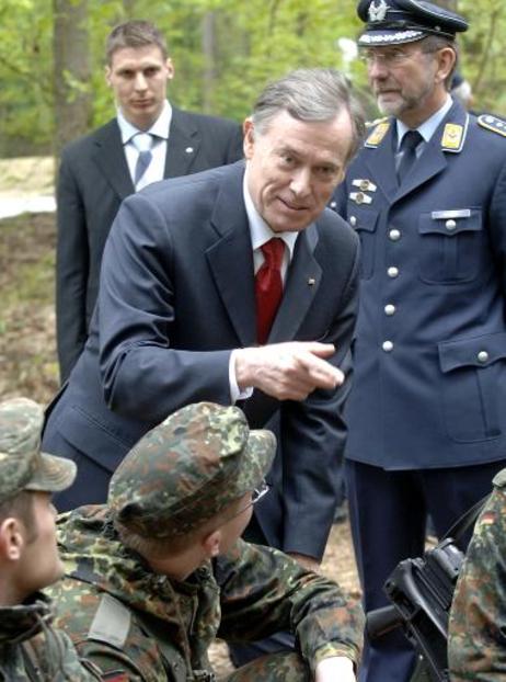Bundespräsident Horst Köhler (M.) im Gespräch mit Soldaten. Er besichtigt Ausbildungsstationen des IV. Bataillons des Luftwaffenausbildungsregiments 1.