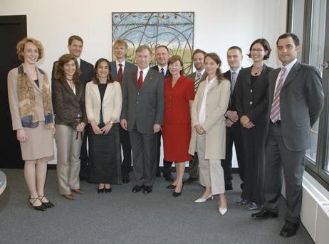 Bundespräsident Horst Köhler und seine Frau Eva Luise (beide M.) mit Bellevue-Stipendiaten im Bundespräsidialamt.