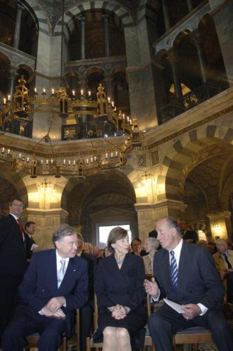 Bundespräsident Horst Köhler (l.) un seine Frau Eva Luise im Gespräch mit König Juan Carlos I von Spanien anlässlich der Verleihung des Karlspreises an den italienischen Staatspräsidenten.