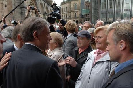 Bundespräsident Horst Köhler im Gespräch mit einer Bürgerin während des Stadtrundgangs.