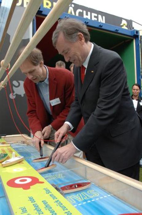 Bundespräsident Horst Köhler informiert sich über das Projekt 'Black Boxes',mit dem Bremer Forscherinnen und Forscher Wissenschaft zum Anfassen und Ausprobieren präsentieren.