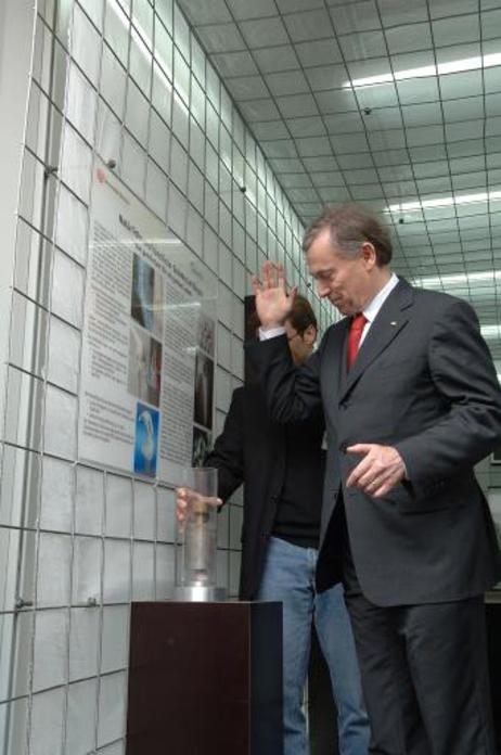 Bundespräsident Horst Köhler informiert sich über das Projekt 'Black Boxes',mit dem Bremer Forscherinnen und Forscher Wissenschaft zum Anfassen und Ausprobieren präsentieren.