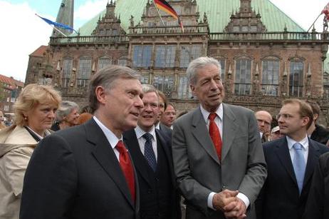 Bundespräsident Horst Köhler (l.) und Henning Scherf, Bürgermeister und Präsident des Senats der Freien Hansestadt Bremen (2.v.r.), während des Stadtrundgangs.