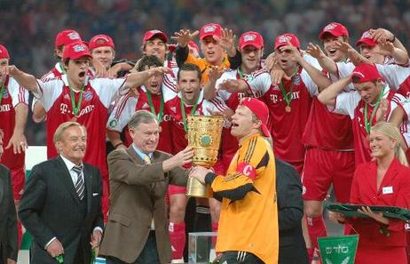 Bundespräsident Horst Köhler überreicht an Oliver Kahn, Torwart des FC Bayern München, den DFB-Pokal (2:1-Sieg Bayern München gegen den FC Schalke 04).