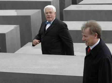 Bundespräsident Horst Köhler (r.) und der Architekt Peter Eisenman zwischen den Stehlen des Holocaust-Mahnmals (am Tag der Eröffung der Gedenkstätte für die ermordeten Juden Europas).