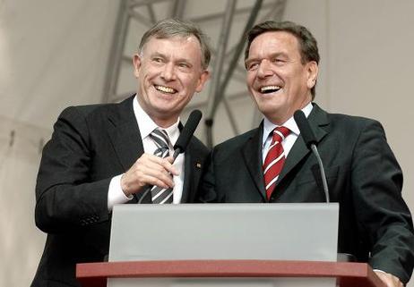 Bundespräsident Horst Köhler (l.) und Bundeskanzler Gerhard Schröder am Rednerpult während der Eröffnung des 30. Deutschen Evangelischen Kirchentages.