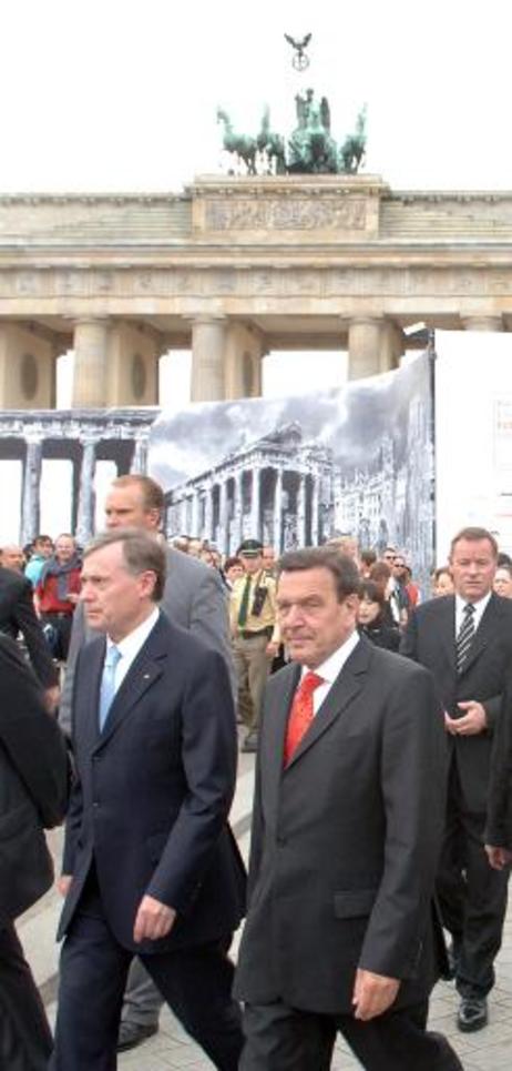 Bundespräsident Horst Köhler (l.) und Bundeskanzler Gerhard Schröder am Brandenburger Tor (anlässlich der Einweihung des neuen Gebäudes der Akademie der Künste).