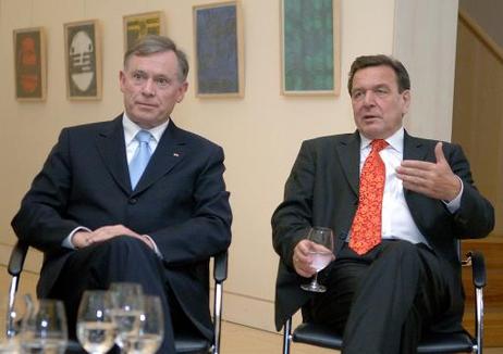 Bundespräsident Horst Köhler (l.) im Gespräch mit Bundeskanzler Gerhard Schröder anlässlich der Einweihung des neuen Gebäudes der Akademie der Künste.