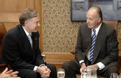 Bundespräsident Horst Köhler (l.) im Gespräch mit König Juan Carlos I von Spanien anlässlich der Verleihung des Karlspreises an den italienischen Staatspräsidenten.