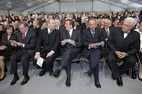 Bundeskanzler Gerhard Schröder (M.) im Gespräch mit Wolfgang Thierse, Präsident des Deutschen Bundestages, während der Eröffnung des Mahnmals für die ermordeten Juden Europas (v.l.: Eva Luise Köhler; Bundespräsident Horst Köhler; v.r.: Architekt Peter Eis