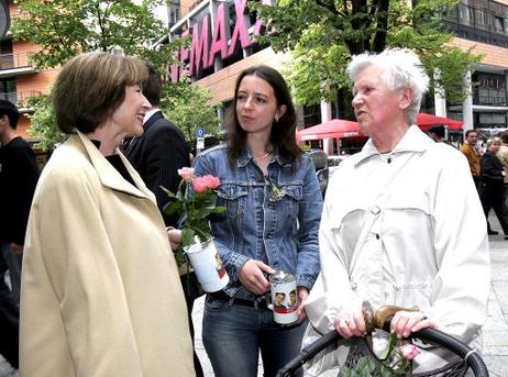 Eva Luise Köhler bittet (als Schirmherrin) mit der Sammelbüchse auf dem Potsdamer Platz um Spenden für das Müttergenesungswerk.