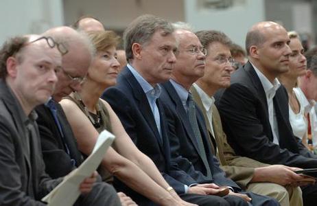 Bundespräsident Horst Köhler (M.) und seine Frau Eva Luise (l. daneben im Publikum ) während einer Diskussion auf dem 30. Deutschen Evangelischen Kirchentag.