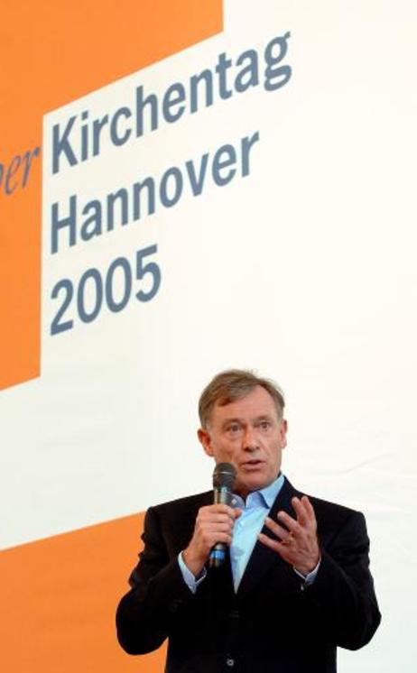 Bundespräsident Horst Köhler (mit Mikrofon) während einer Diskussion auf dem 30. Deutschen Evangelischen Kirchentag.