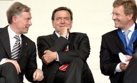 Bundeskanzler Gerhard Schröder (M.) im Gespräch mit Bundespräsident Horst Köhler (l.) und Christian Wulff, Ministerpräsident Niedersachsens, während der Eröffnung des 30. Deutschen Evangelischen Kirchentags.