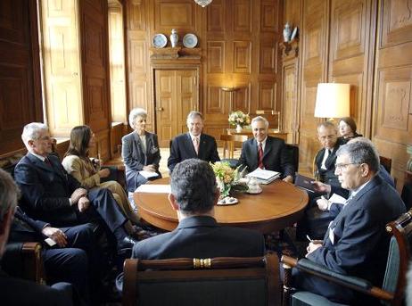 Bundespräsident Horst Köhler (M.) und Moshe Katsav, Präsident Israels (r. daneben) in einer Gesprächsrunde im Schloss Charlottenburg.