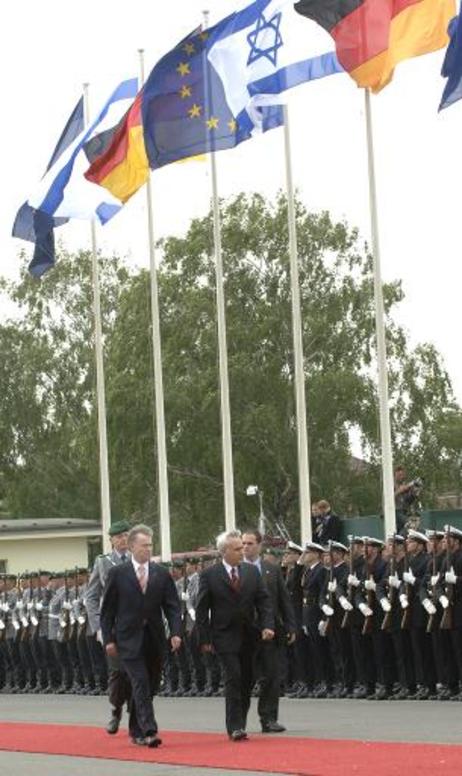 Bundespräsident Horst Köhler (l.) empfängt Moshe Katsav, Präsident Israels, zu einem Staatsbesuch mit militärischen Ehren auf dem Flughafen Tegel.
