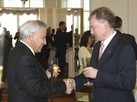 Bundespräsident Horst Köhler (r.) beim Toast mit Moshe Katsav, Präsident Israels, anlässlich des Mittagessens im Schloss Charlottenburg.