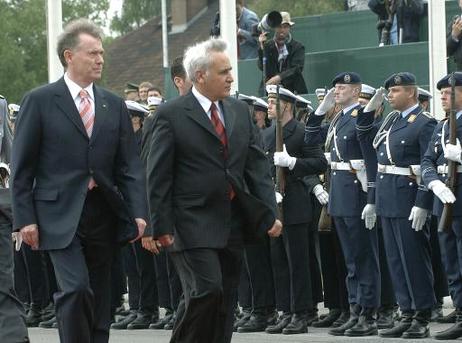 Bundespräsident Horst Köhler (l.) empfängt Moshe Katsav, Präsident Israels, zu einem Staatsbesuch mit militärischen Ehren auf dem Flughafen Tegel.