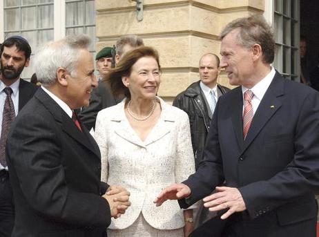 Bundespräsident Horst Köhler (r.) und seine Frau Eva Luise im Gespräch mit Moshe Katsav, Präsident Israels, vor dem Schloss Charlottenburg.